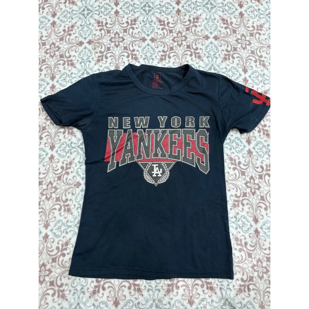 New York Yankees Graphic T-Shirt Black Red Organic Cotton Small Streetwear Tee